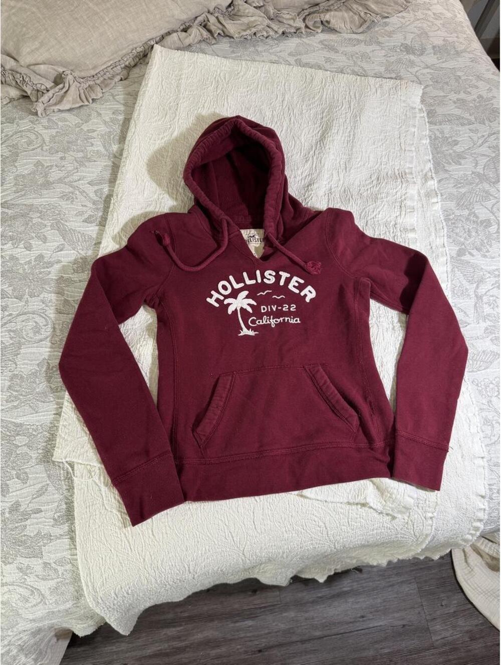 hollister burgundy pull-over hoodie